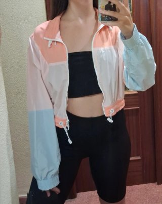 Chaqueta corta con tela fina de chubasquero