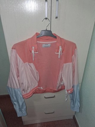 Chaqueta corta con tela fina de chubasquero