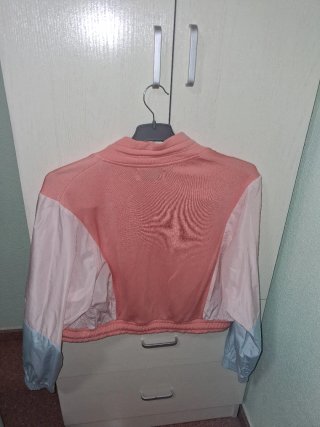 Chaqueta corta con tela fina de chubasquero