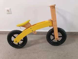 Bici de equilibrio de madera amarilla