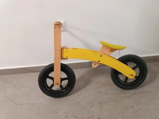 Bici de equilibrio de madera amarilla
