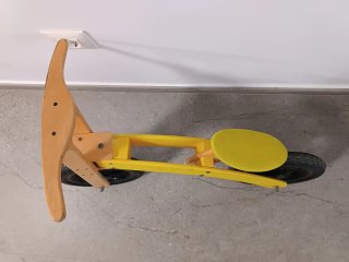 Bici de equilibrio de madera amarilla