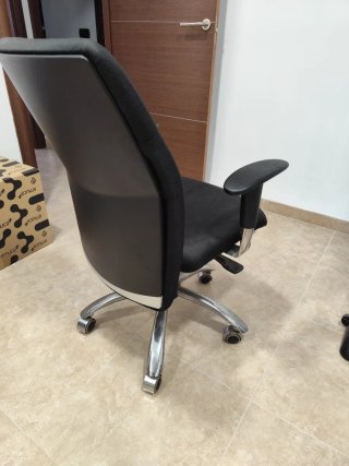 Silla de oficina ergonómica con ruedas