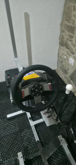 Volante Logitech G27 con pedales y palanca