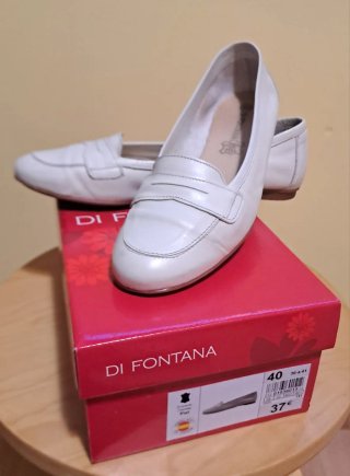 Mocasines de mujer en color blanco.