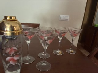Juego de coctelera y copas de cristal