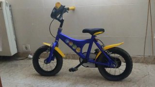 Bicicleta infantil azul con guardabarros