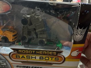 Transformers Robot Heroes Bash Bots: Bumblebee vs M