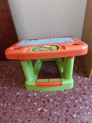 Pupitre infantil naranja con asiento azul