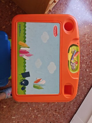 Pupitre infantil naranja con asiento azul