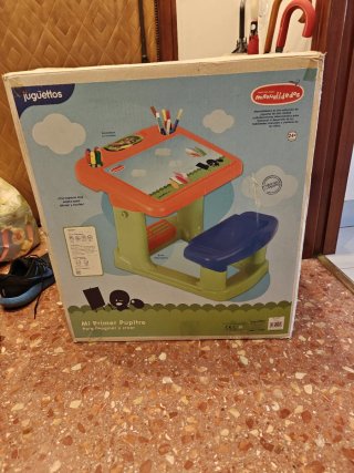 Pupitre infantil naranja con asiento azul