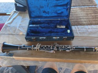 Clarinete con estuche y accesorios