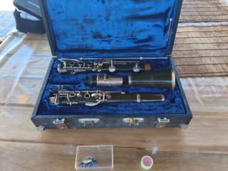 Clarinete con estuche y accesorios