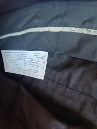 Traje de hombre azul marino.