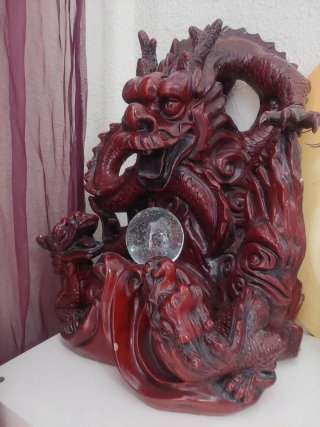 Figura Dragón Rojo con Bola Cristal