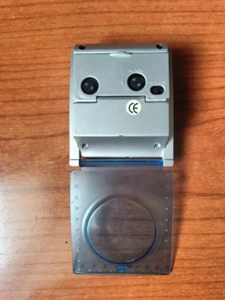 Reloj de mesa analógico.