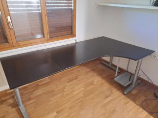 Escritorio de esquina IKEA negro y plateado.