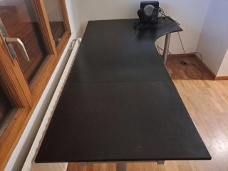 Escritorio de esquina IKEA negro y plateado.