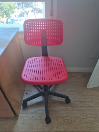 Silla de escritorio roja y negra