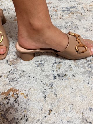 Sandalias tacón beige con detalle dorado