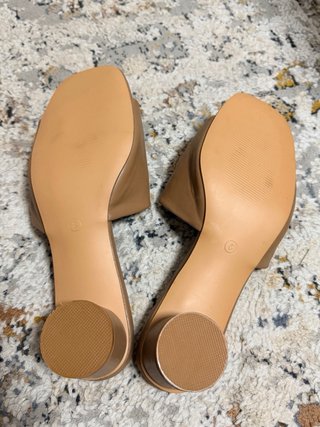 Sandalias tacón beige con detalle dorado