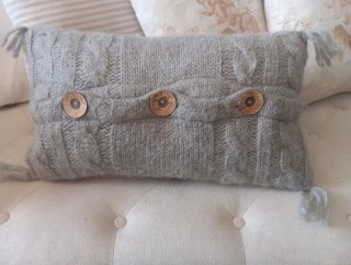 Cojín tejido lana gris con botones madera