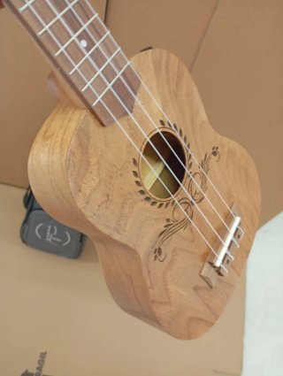 Ukelele Soprano Bones Catalpa + Funda