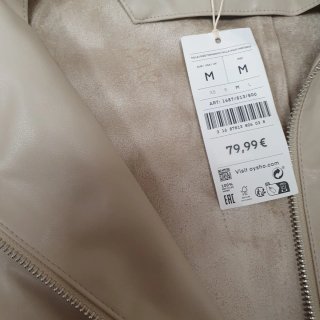 Chubasquero Oysho Beige con Capucha