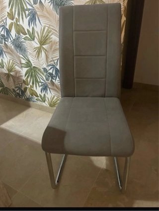 Sillas de comedor grises con base metálica