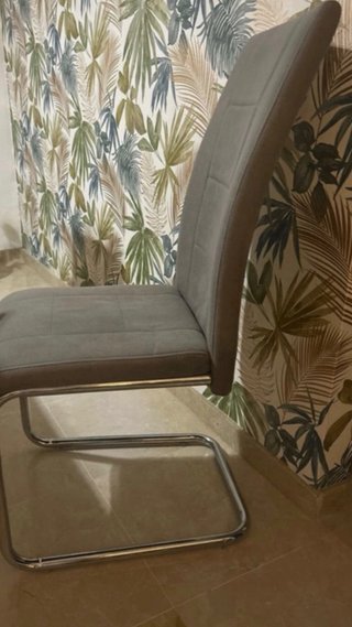 Sillas de comedor grises con base metálica