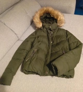 Abrigo acolchado Bershka verde capucha pelo Talla
