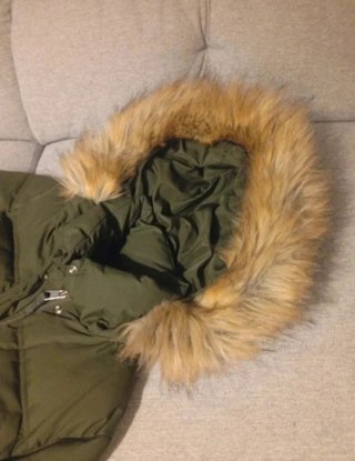 Abrigo acolchado Bershka verde capucha pelo Talla