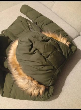 Abrigo acolchado Bershka verde capucha pelo Talla