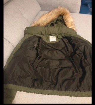 Abrigo acolchado Bershka verde capucha pelo Talla