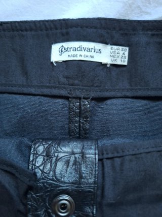 Falda negra efecto piel Stradivarius T 38