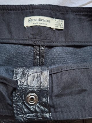 Falda negra efecto piel Stradivarius T 38