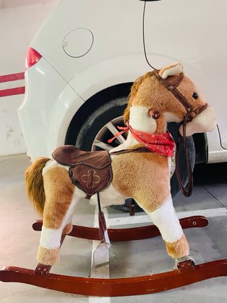 Caballo balancín de peluche