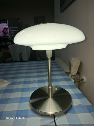 Lámpara de mesa moderna plateada y blanca