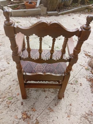 Sillón de madera con tapicería