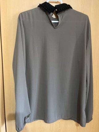 Camisa gris con cuello negro adornado