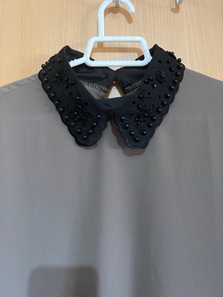 Camisa gris con cuello negro adornado