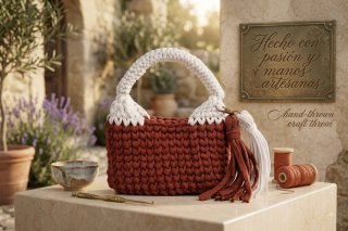 Bolso de mano tejido con trapillo