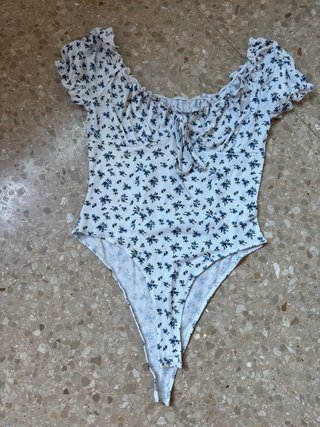 Body floral blanco y azul Talla M