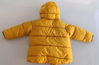 Abrigo bebé amarillo con capucha