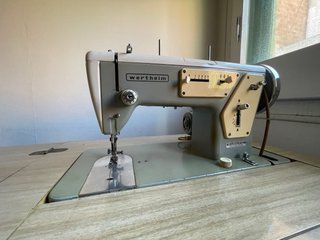 Máquina de coser Wertheim con mueble