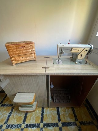 Máquina de coser Wertheim con mueble