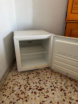 Mini nevera pequeña blanca / Congelador