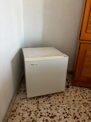 Mini nevera pequeña blanca / Congelador