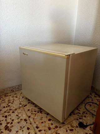 Mini nevera pequeña blanca / Congelador
