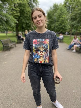 Camiseta negra efecto lavado al ácido.